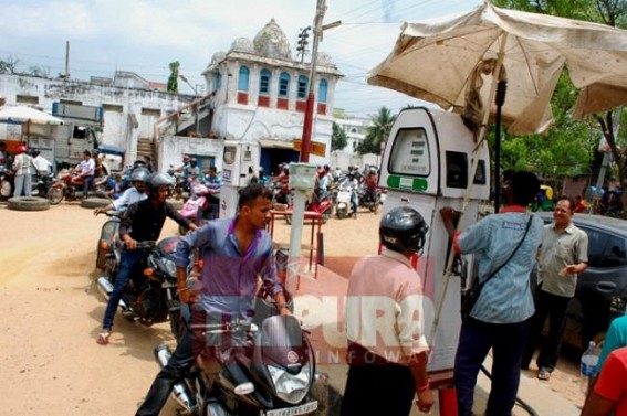 Long queue of motor vehicles observed in front of petrol pumps, Petrol crisis continues to haunt people in the state 